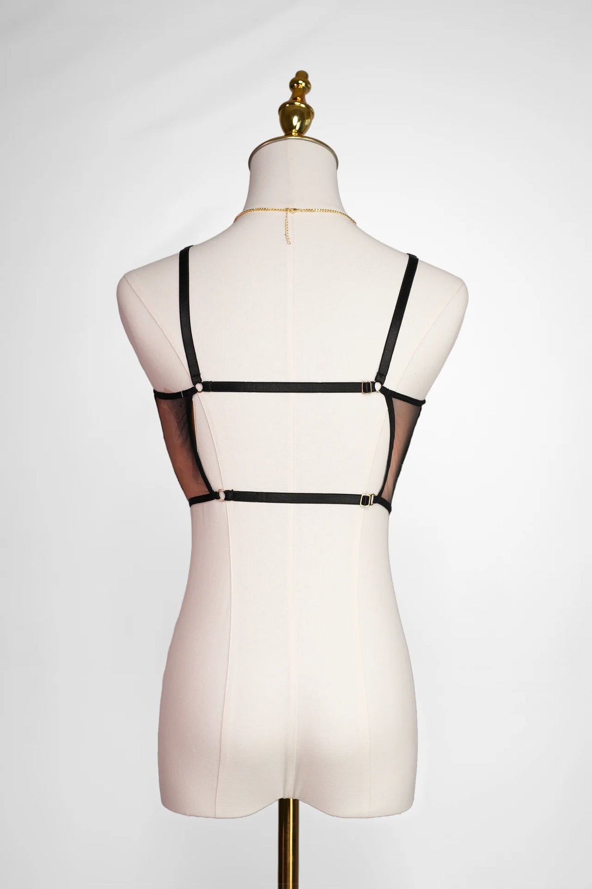 Arioma modelo 30, Negro. Maniquí · Espalda