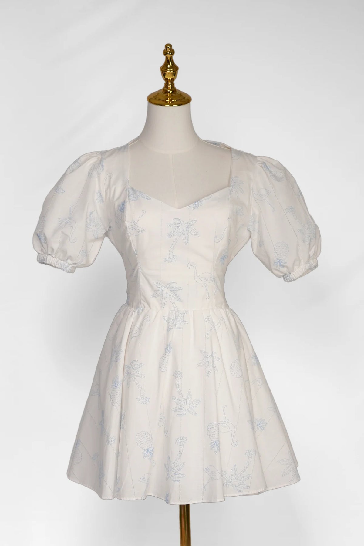 Arioma modelo 02, Blanco. Maniquí · Ángulo 02