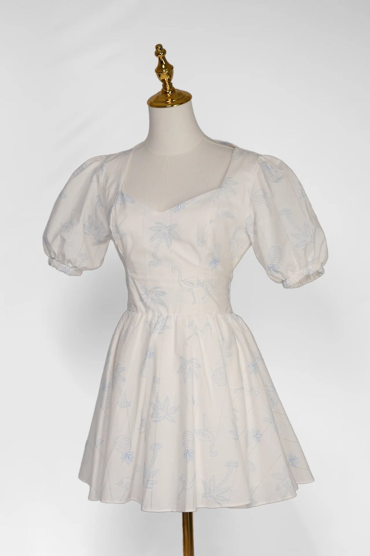 Arioma modelo 02, Blanco. Maniquí · Ángulo 03