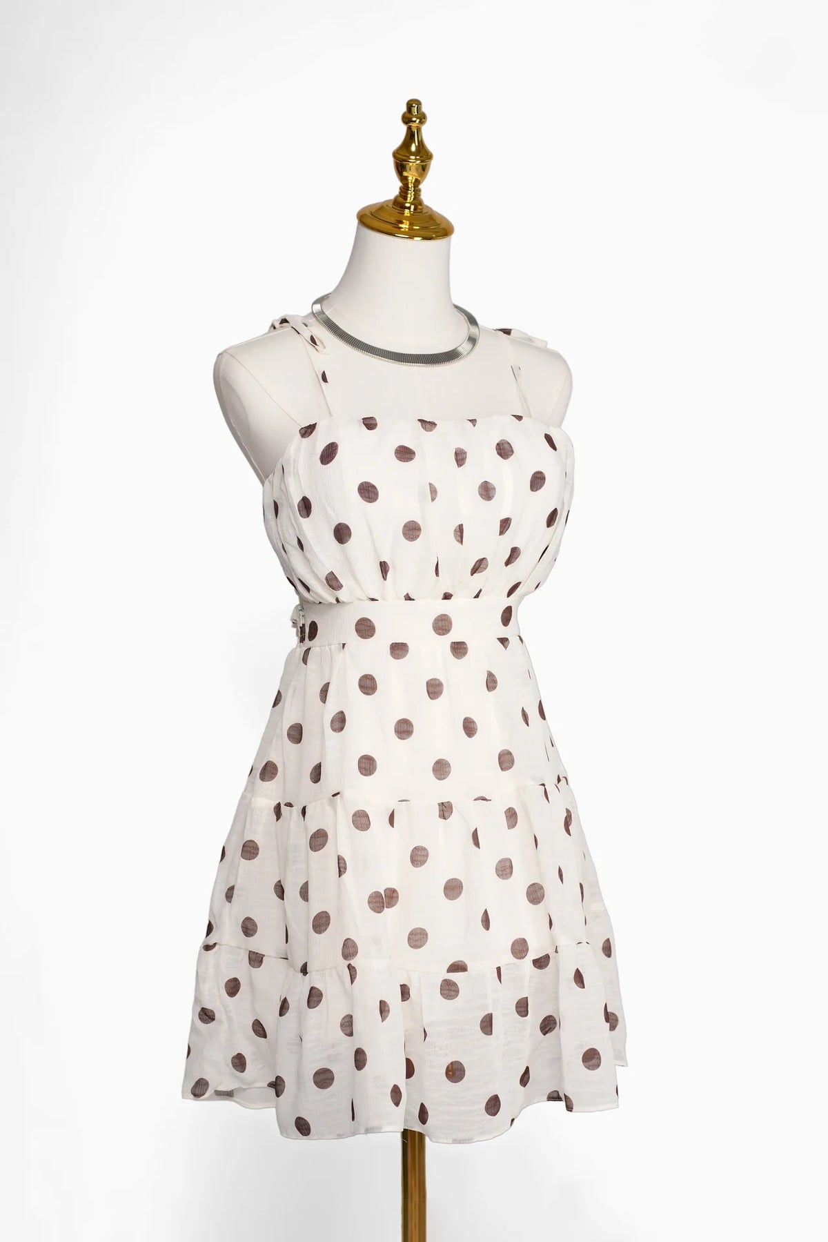 Arioma modelo 25, Blanco con lunares marrones. Maniquí · Ángulo 03