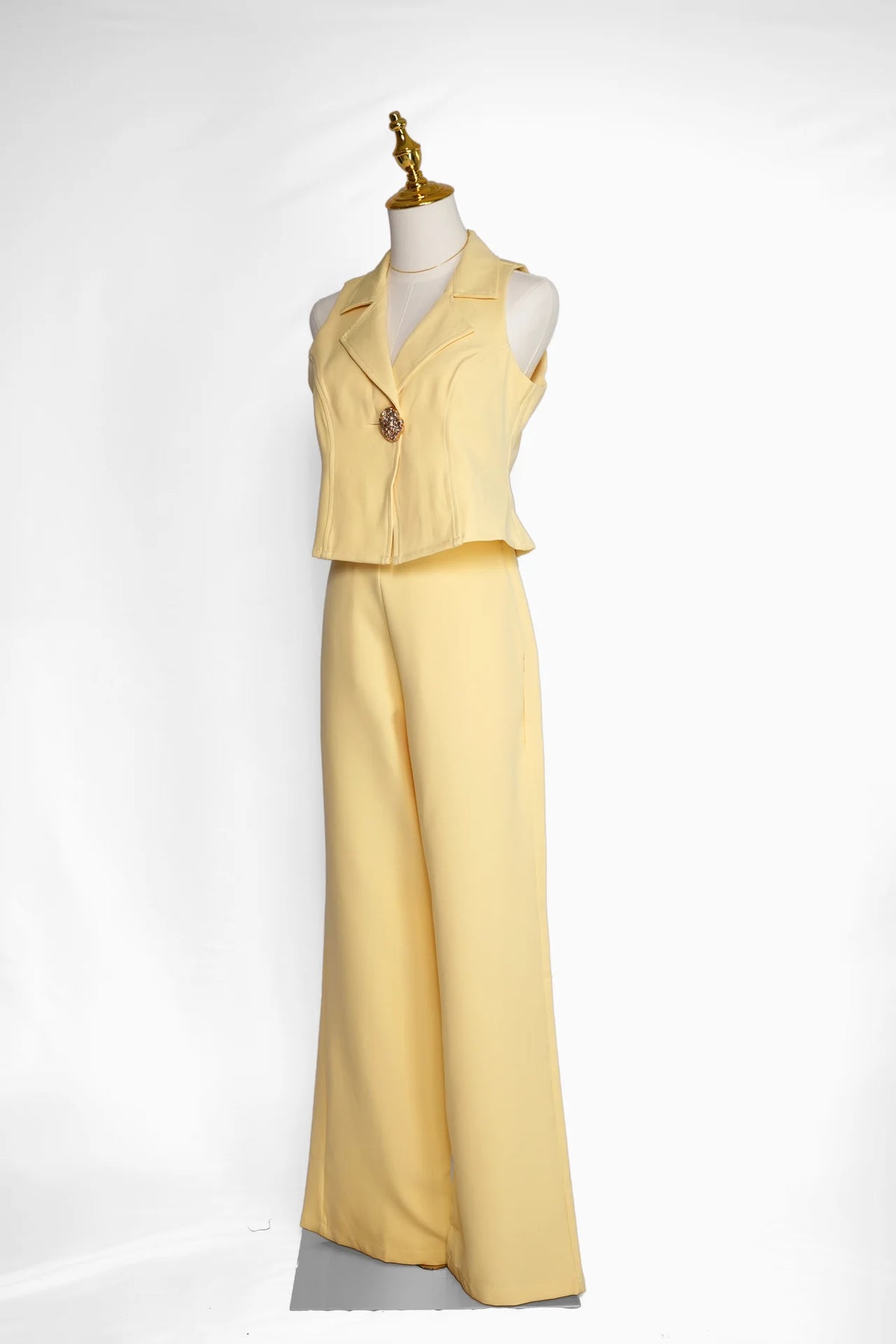 Arioma modelo 28, Amarillo. Maniquí · Ángulo 03