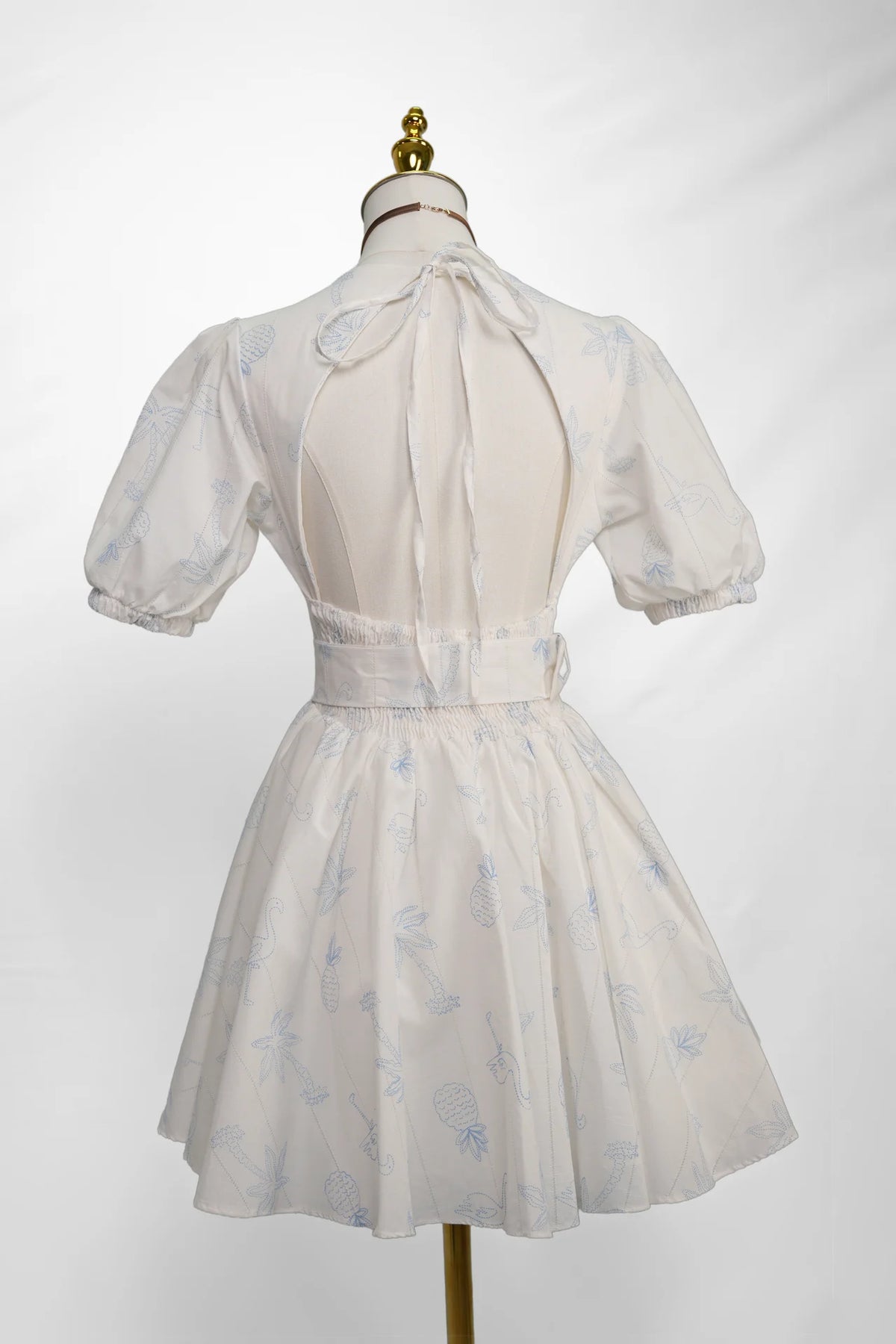 Arioma modelo 02, Blanco. Maniquí · Espalda