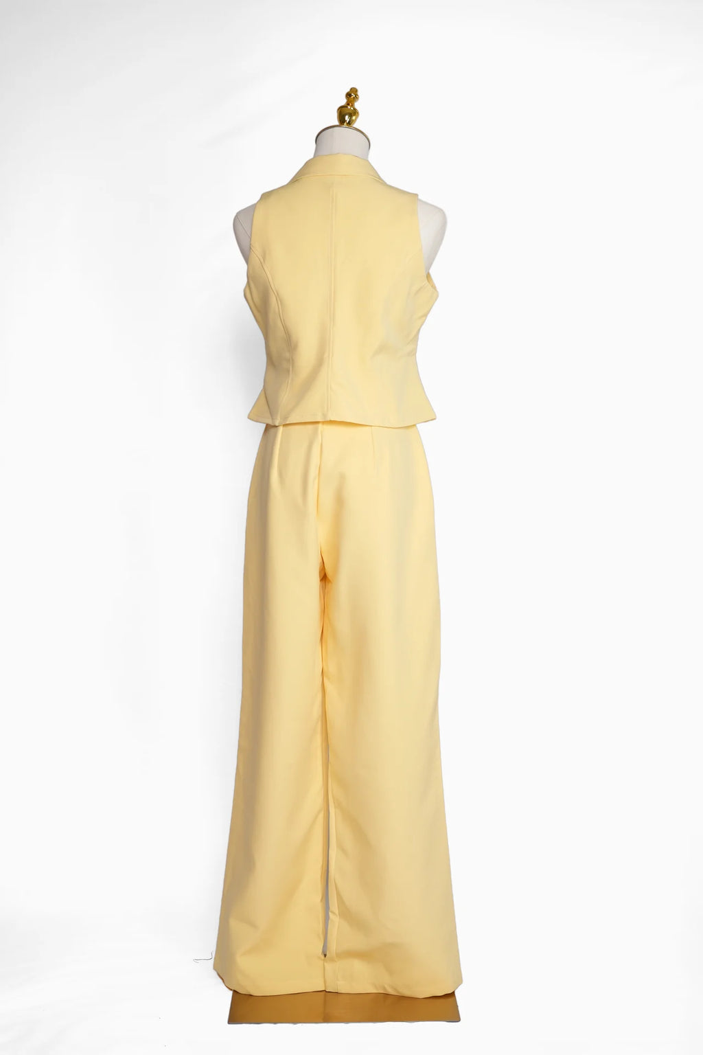 Arioma modelo 28, Amarillo. Maniquí · Espalda